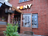 Terrasse des Club «Pony» in Kampen (Sylt): Hier hatten Party-Gäste zu Pfingsten rassistische Lieder gegrölt. - Foto: Lea Sarah Albert/dpa