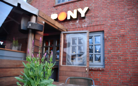 Terrasse des Club «Pony» in Kampen (Sylt): Hier hatten Party-Gäste zu Pfingsten rassistische Lieder gegrölt. - Foto: Lea Sarah Albert/dpa