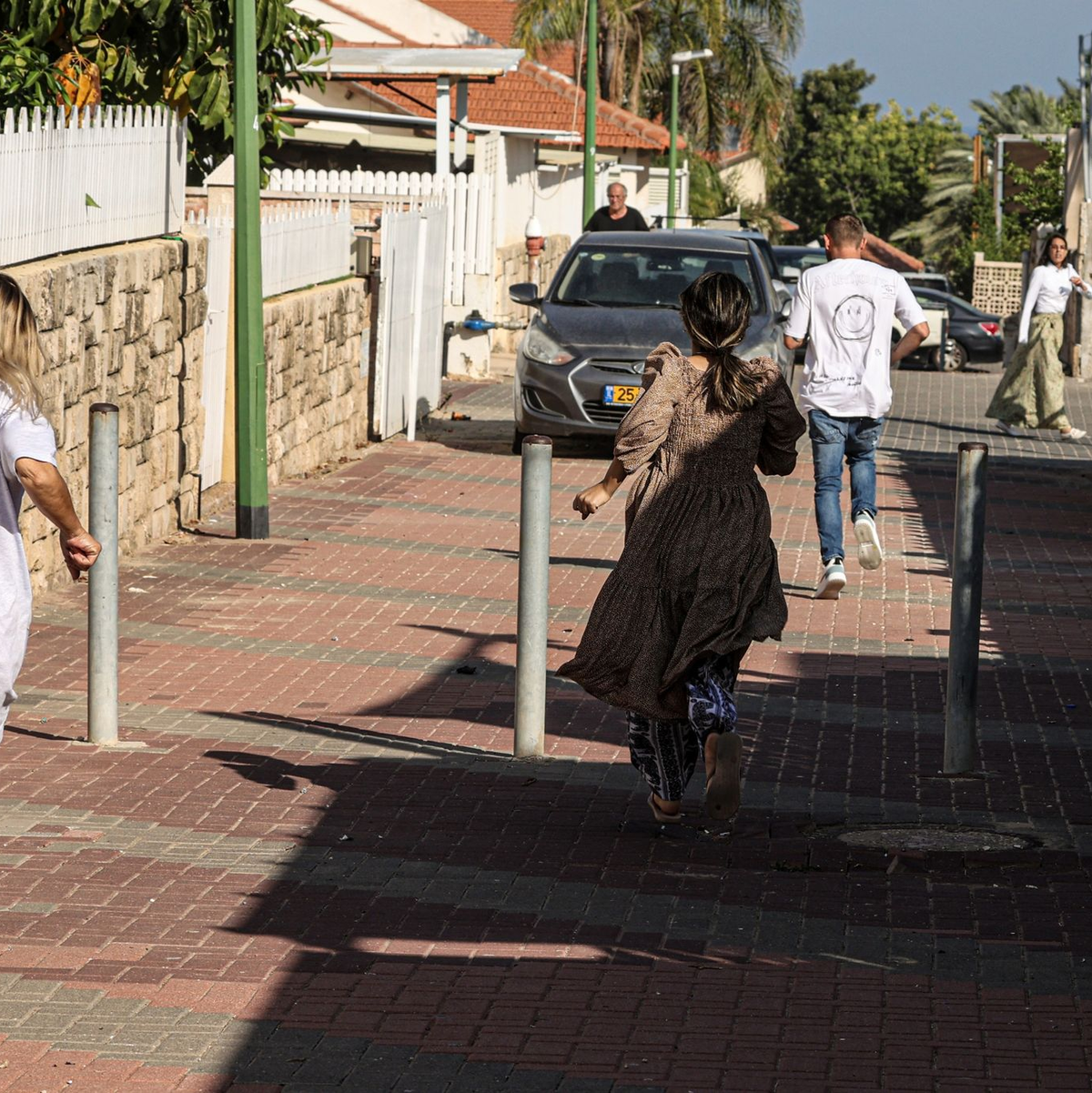 Anwohner versuchen während eines Raketenangriffs in Deckung zu gehen (Archivbild). - Foto: Ilia Yefimovich/dpa