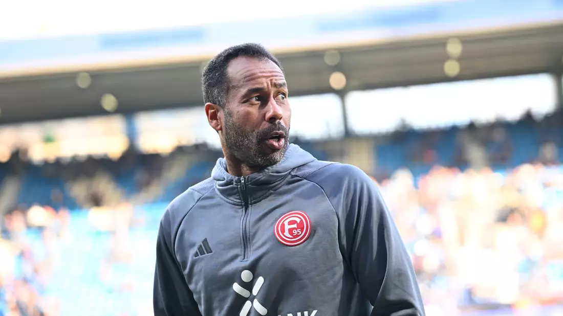 Fortunas Trainer Daniel Thioune warnt vor dem VfL Bochum. - Bild: David Inderlied/dpa