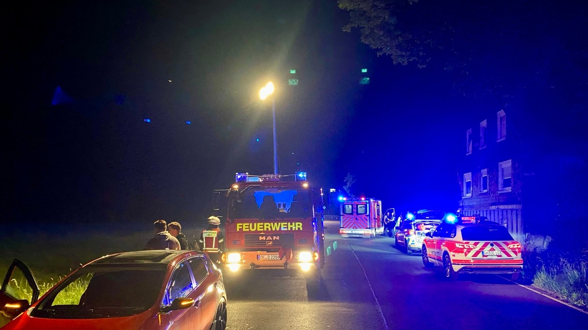 FW Drolshagen: Glücklicherweise keine schweren Verletzungen: Pkw überschlägt sich nahe Wenkhausen - Foto: presseportal.de