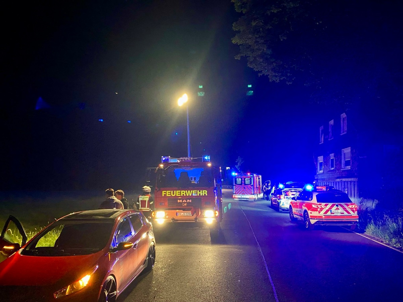 FW Drolshagen: GlĂŒcklicherweise keine schweren Verletzungen: Pkw ĂŒberschlĂ€gt sich nahe Wenkhausen - Foto: presseportal.de