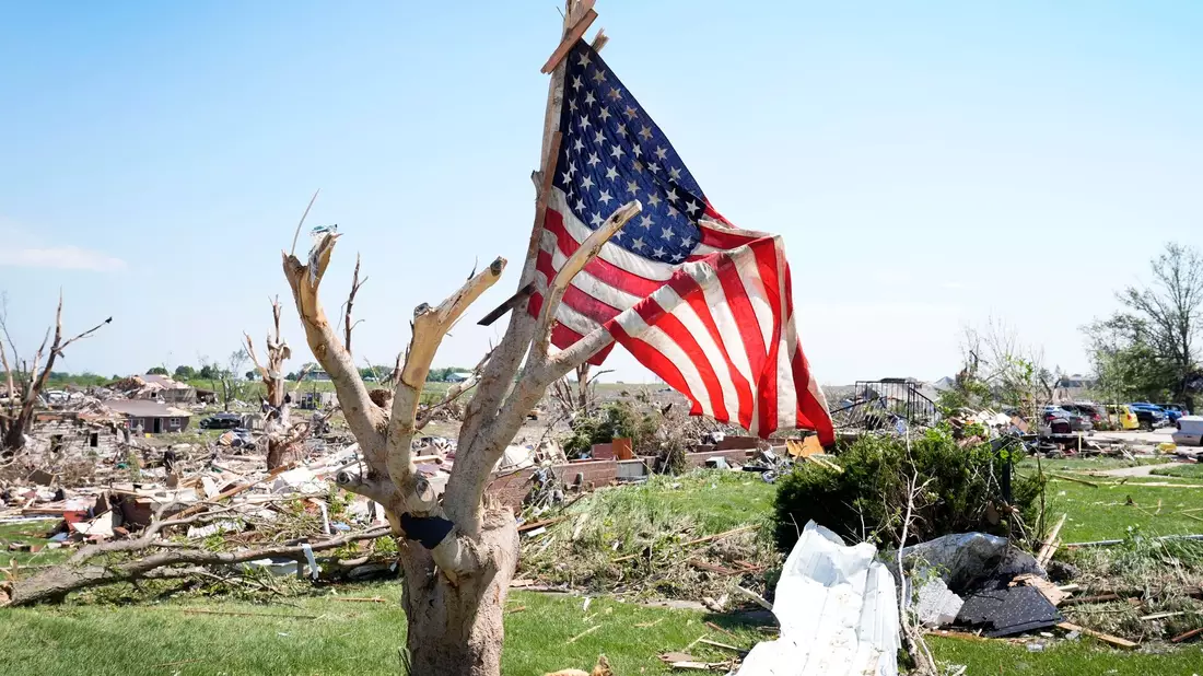 Immer wieder sorgen schwere Stürme in den USA für große Schäden und Verwüstung, wie hier in Iowa. - Bild: Charlie Neibergall/AP/dpa