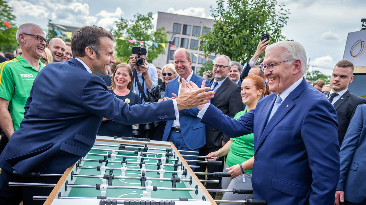 Auf eine Runde Tischkicker: Der französische Präsident Emmanuel Macron gemeinsam mit Bundespräsident Frank-Walter Steinmeier beim Demokratiefest in Berlin. - Foto: Michael Kappeler/dpa