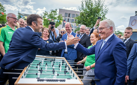 Auf eine Runde Tischkicker: Der französische Präsident Emmanuel Macron gemeinsam mit Bundespräsident Frank-Walter Steinmeier beim Demokratiefest in Berlin. - Foto: Michael Kappeler/dpa