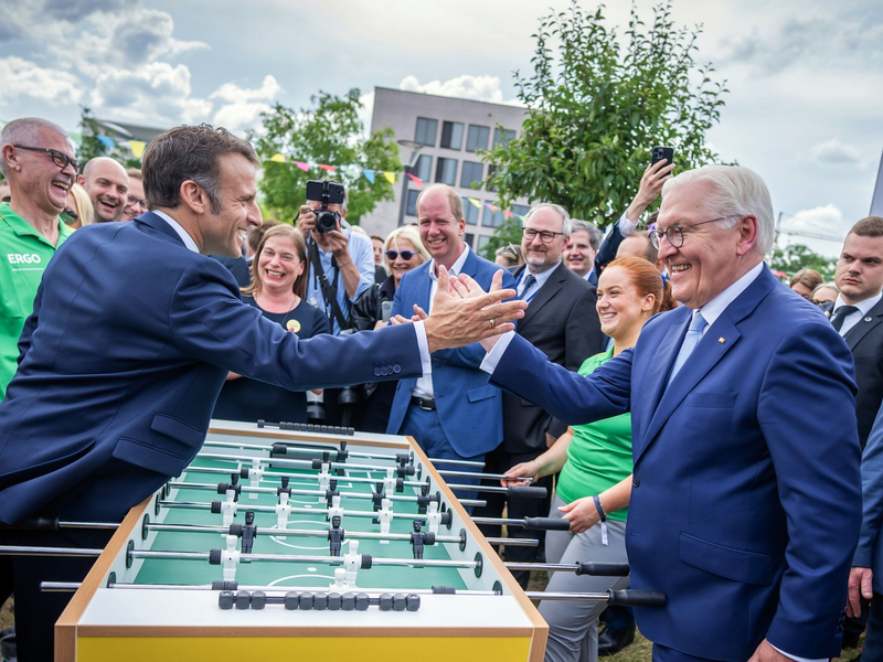 Auf eine Runde Tischkicker: Der französische Präsident Emmanuel Macron gemeinsam mit Bundespräsident Frank-Walter Steinmeier beim Demokratiefest in Berlin. - Foto: Michael Kappeler/dpa