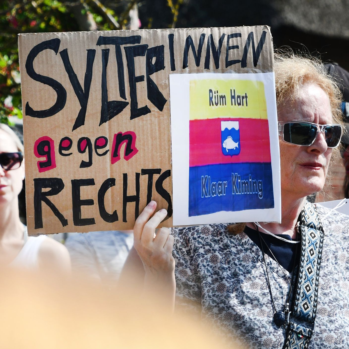 Dutzende Menschen versammeln sich zu einer Mahnwache auf Sylt. Sie wollen ein Zeichen gegen Rechtsextremismus setzen. - Foto: Lea Sarah Albert/dpa