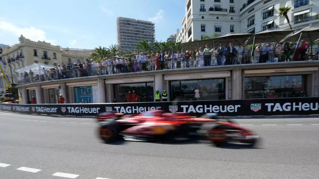 Der Ferrari-Pilot Charles Leclerc feiert nach seinem Heimsieg mit Fürst Albert II. von Monaco auf dem Podium. - Bild: Luca Bruno/AP/dpa