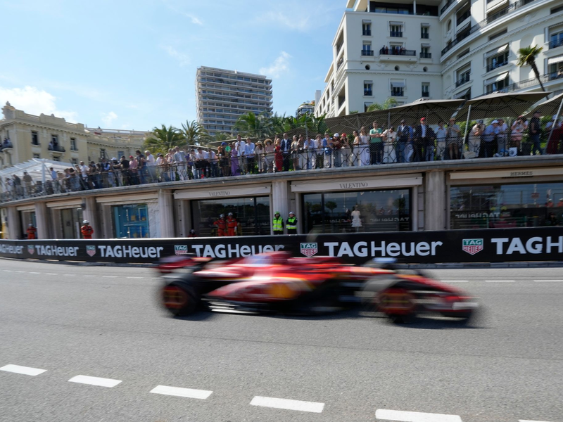 Der Ferrari-Pilot Charles Leclerc feiert nach seinem Heimsieg mit Fürst Albert II. von Monaco auf dem Podium. - Foto: Luca Bruno/AP/dpa