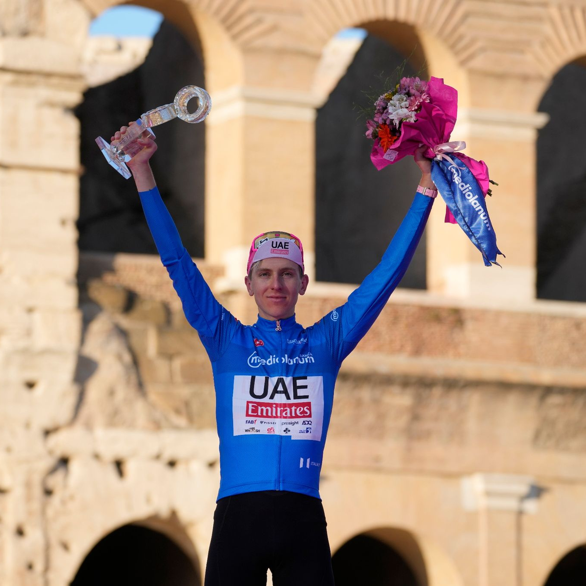 Der Slowene Tadej Pogacar hat bei seiner ersten Teilnahme den Giro d'Italia gewonnen. - Foto: Andrew Medichini/AP/dpa