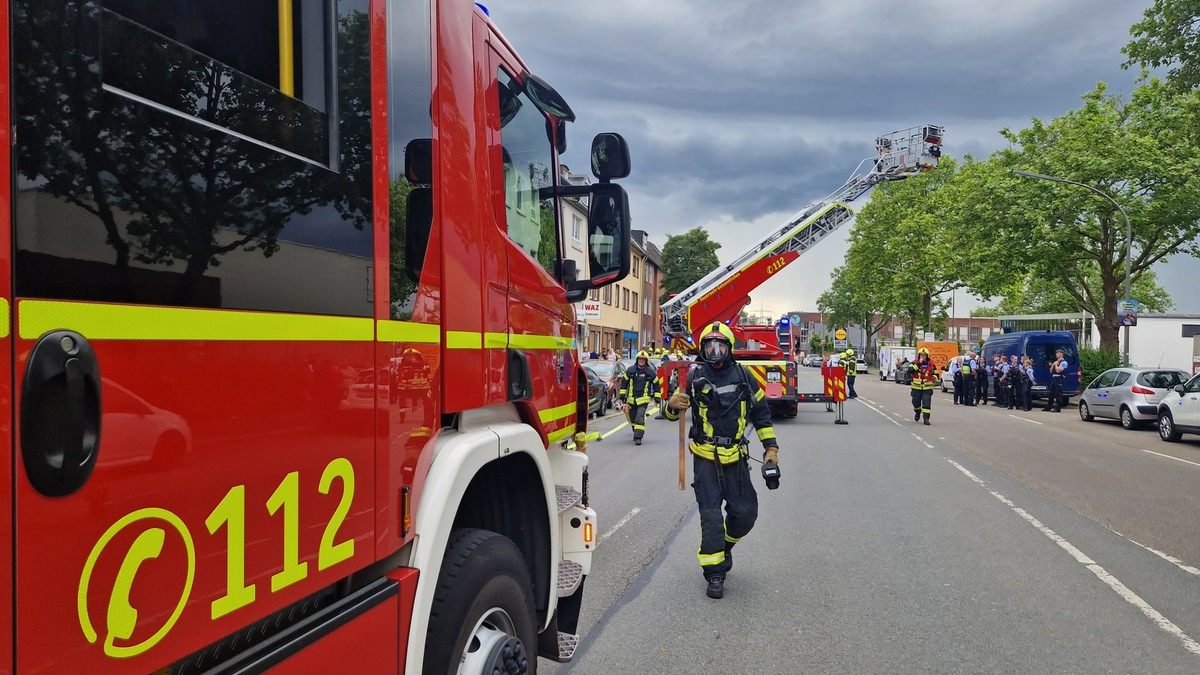 FW-GE: Feuerwehr Großeinsatz in Gelsenkirchen Schalke - Foto: presseportal.de