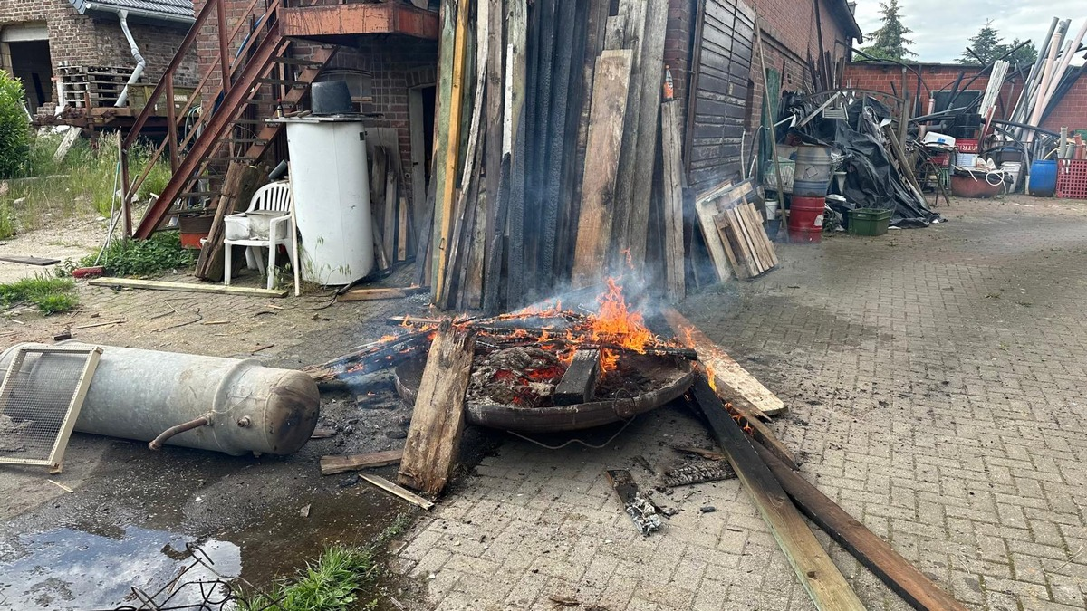 FW-KLE: Feuerschale außer Kontrolle geraten - Foto: presseportal.de