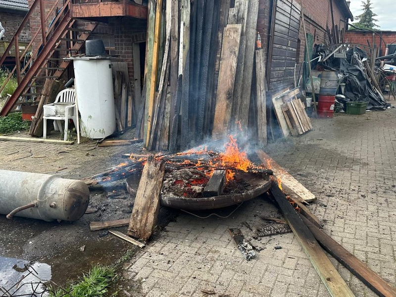 FW-KLE: Feuerschale außer Kontrolle geraten - Foto: presseportal.de