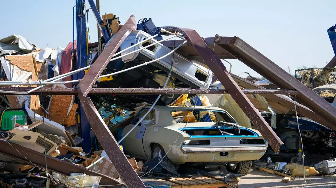 Eine texanische Autowerkstatt in Trümmern: Ein Sturm hinterließ in den US-Bundesstaaten Texas, Oklahoma und Arkansas eine Spur der Verwüstung. - Bild: Julio Cortez/AP/dpa