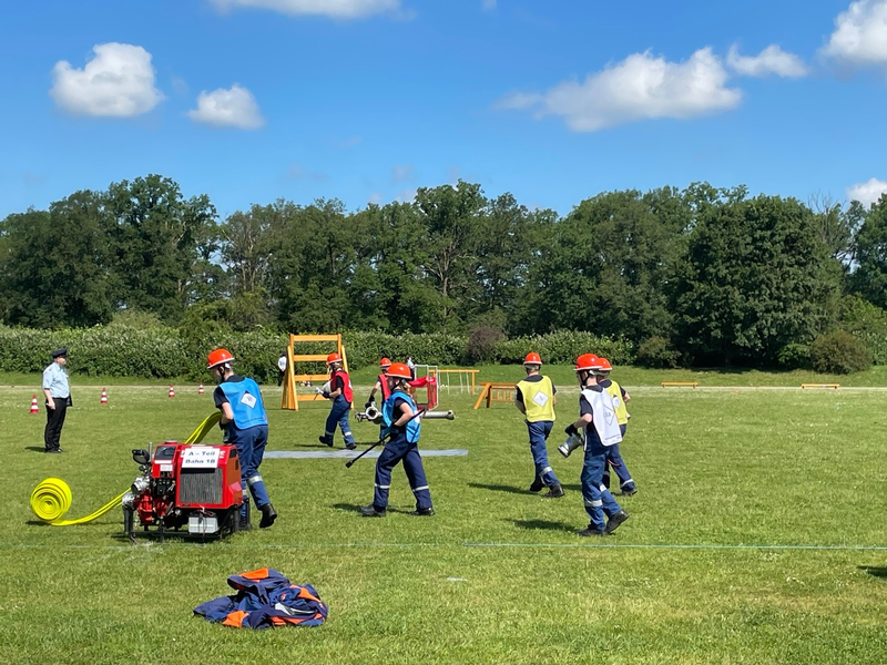 FW Lehrte: Regionswettbewerb der Jugendfeuerwehren - auch drei Mannschaften aus dem Stadtgebiet Lehrte dabei - Foto: presseportal.de