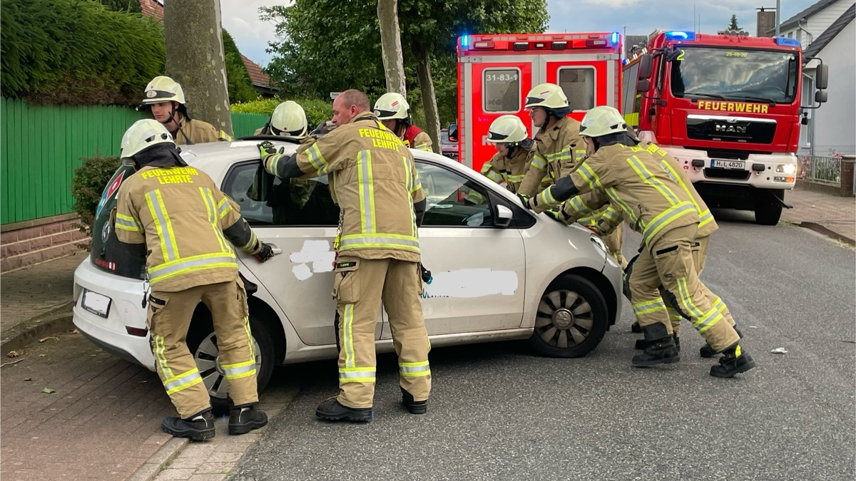 FW Lehrte: Eine leichtverletzte Person bei Verkehrsunfall in Ahlten - Foto: presseportal.de