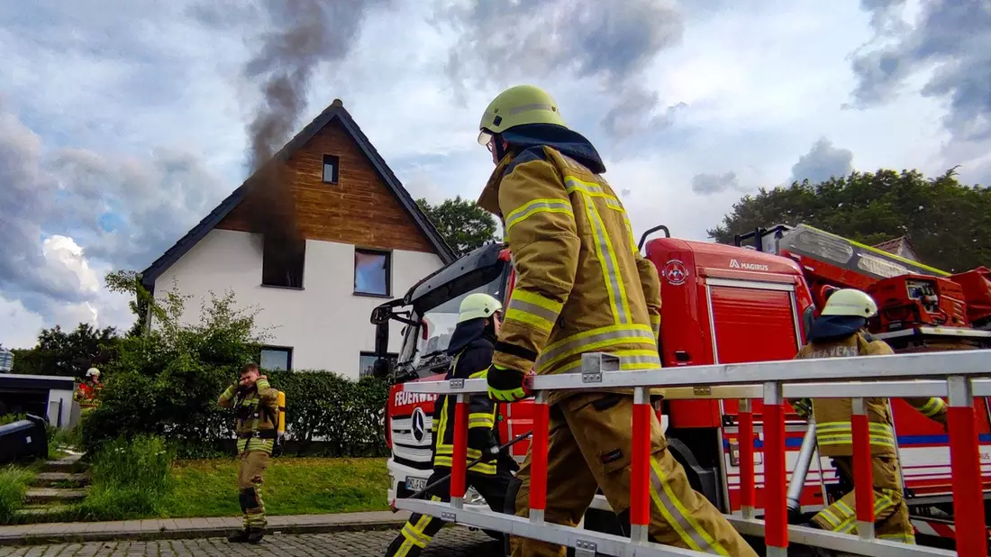 FW Osterholz-Scharm.: Wohnungsbrand mit Menschenleben in Gefahr - Feuerwehr kann Dachstuhlbrand verhindern - Bild: presseportal.de
