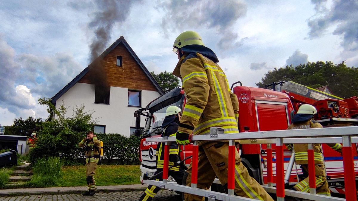 FW Osterholz-Scharm.: Wohnungsbrand mit Menschenleben in Gefahr - Feuerwehr kann Dachstuhlbrand verhindern - Foto: presseportal.de