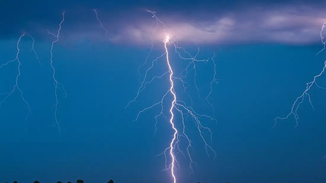 Unwetter toben über Teilen Niedersachsens, ein Blitzschlag trifft eine Famile - zwei Kinder werden lebensgefährlich verletzt. (Symbolbild) - Bild: Patrick Pleul/dpa