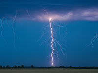 In diesem Sommer sind bislang weniger Blitze bei Gewittern erfasst worden. (Archivbild) - Foto: Patrick Pleul/dpa