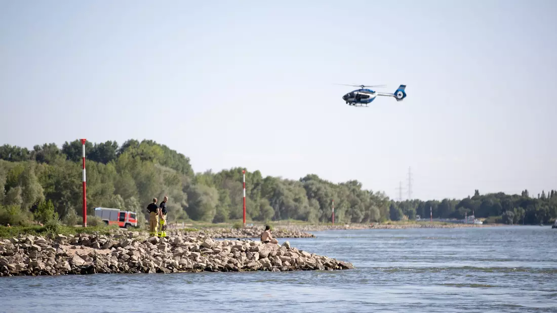 An sogenannten Kribben oder Buhnen - ins Wasser ragende Kiesflächen - bilden sich oft gefährliche Strudel und Strömungen. - Bild: Justin Brosch/Justin Brosch/dpa