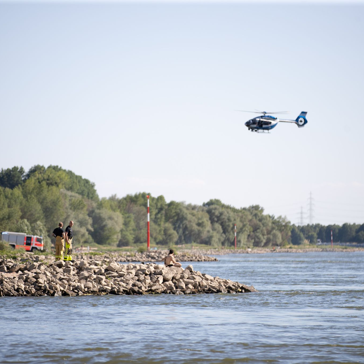 An sogenannten Kribben oder Buhnen - ins Wasser ragende Kiesflächen - bilden sich oft gefährliche Strudel und Strömungen. - Foto: Justin Brosch/Justin Brosch/dpa