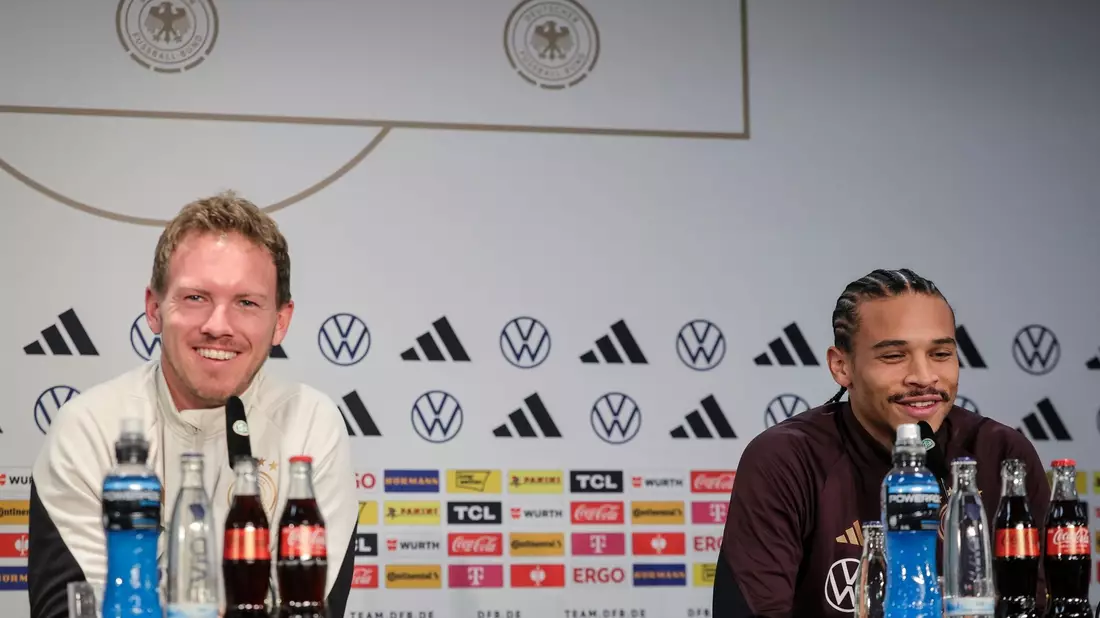Bundestrainer Julian Nagelsmann (l) und Leroy Sané sprechen auf einer Pressekonferenz. - Bild: Christian Charisius/dpa