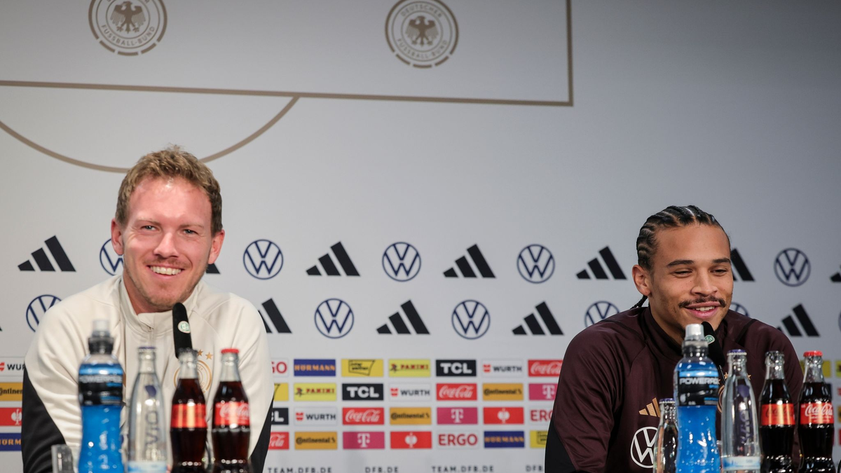 Bundestrainer Julian Nagelsmann (l) und Leroy Sané sprechen auf einer Pressekonferenz. - Foto: Christian Charisius/dpa