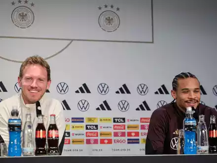Bundestrainer Julian Nagelsmann (l) und Leroy Sané sprechen auf einer Pressekonferenz. - Foto: Christian Charisius/dpa