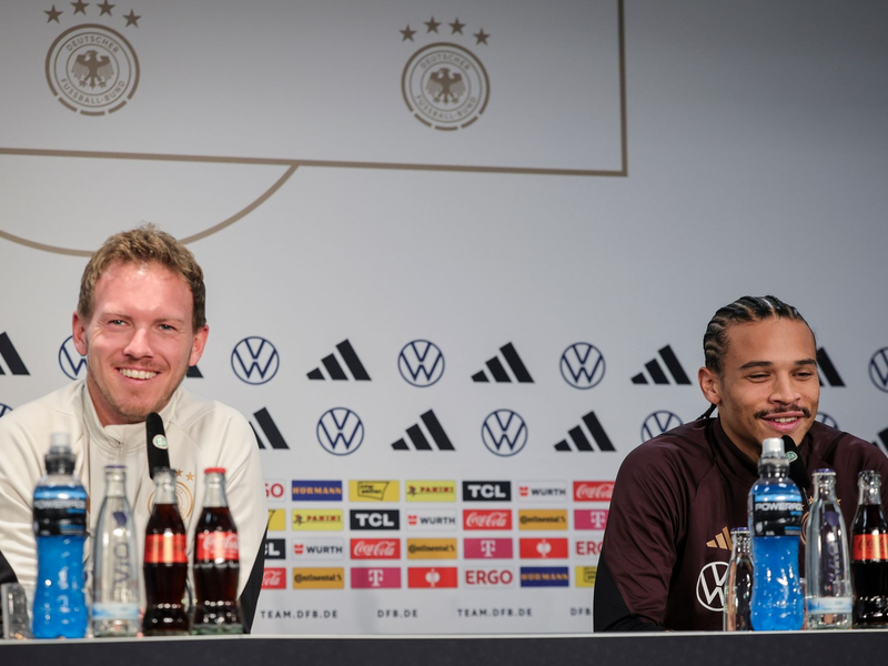 Bundestrainer Julian Nagelsmann (l) und Leroy Sané sprechen auf einer Pressekonferenz. - Foto: Christian Charisius/dpa