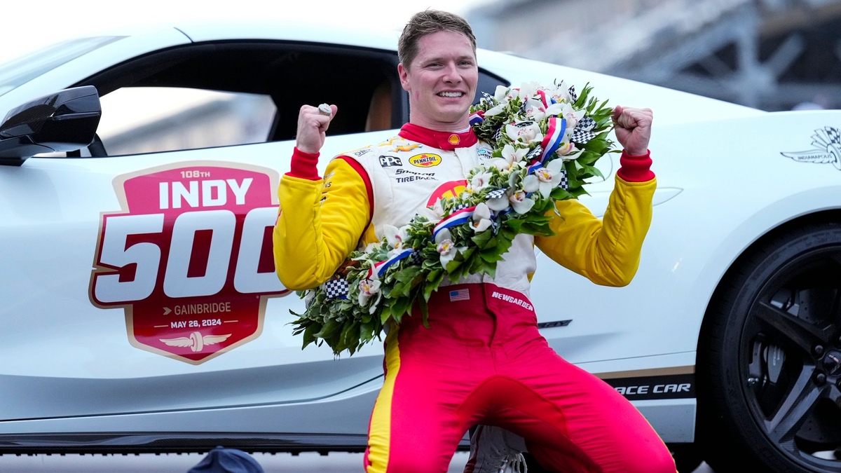 Josef Newgarden feiert nach seinem Sieg auf dem Indianapolis Motor Speedway. - Foto: AJ Mast/AP/dpa