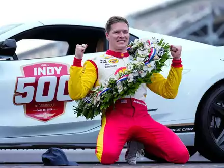 Josef Newgarden feiert nach seinem Sieg auf dem Indianapolis Motor Speedway. - Foto: AJ Mast/AP/dpa