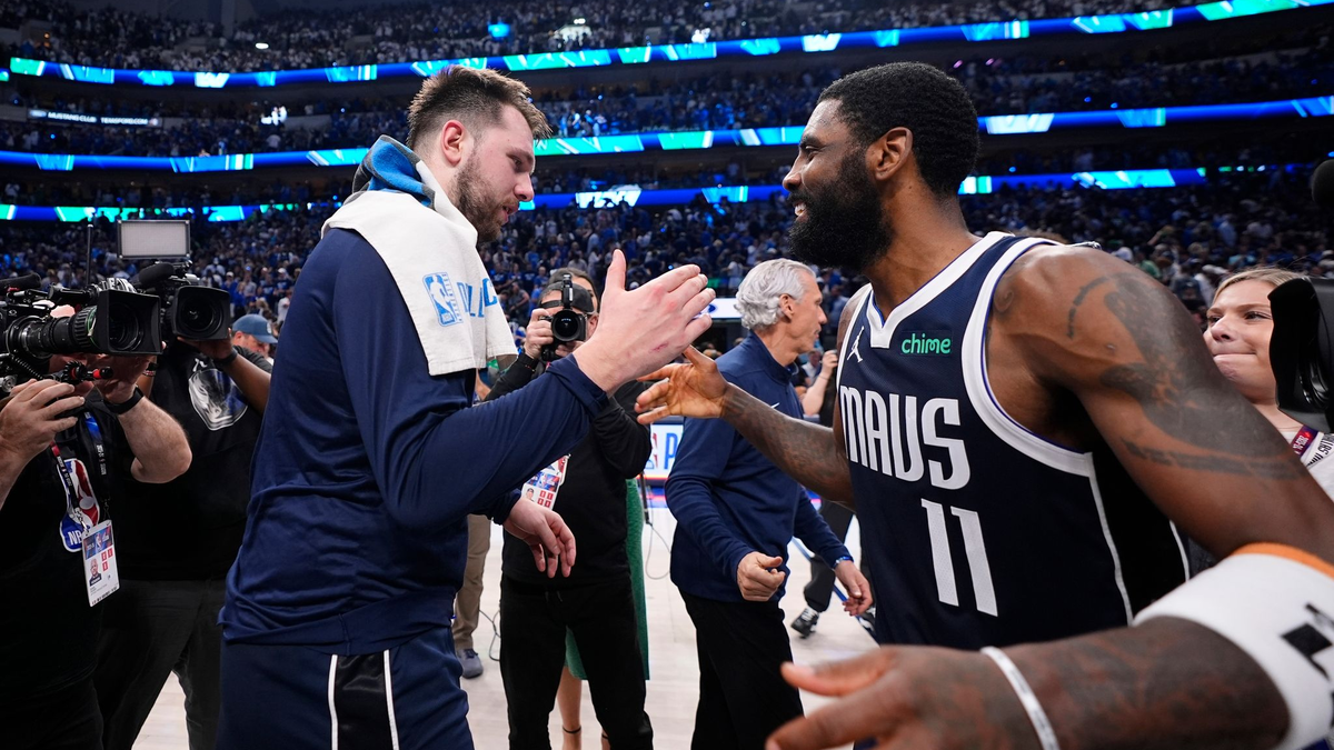 Mavericks-Guards Luka Doncic (l) und Kyrie Irving feiern den Sieg. - Foto: Julio Cortez/AP/dpa
