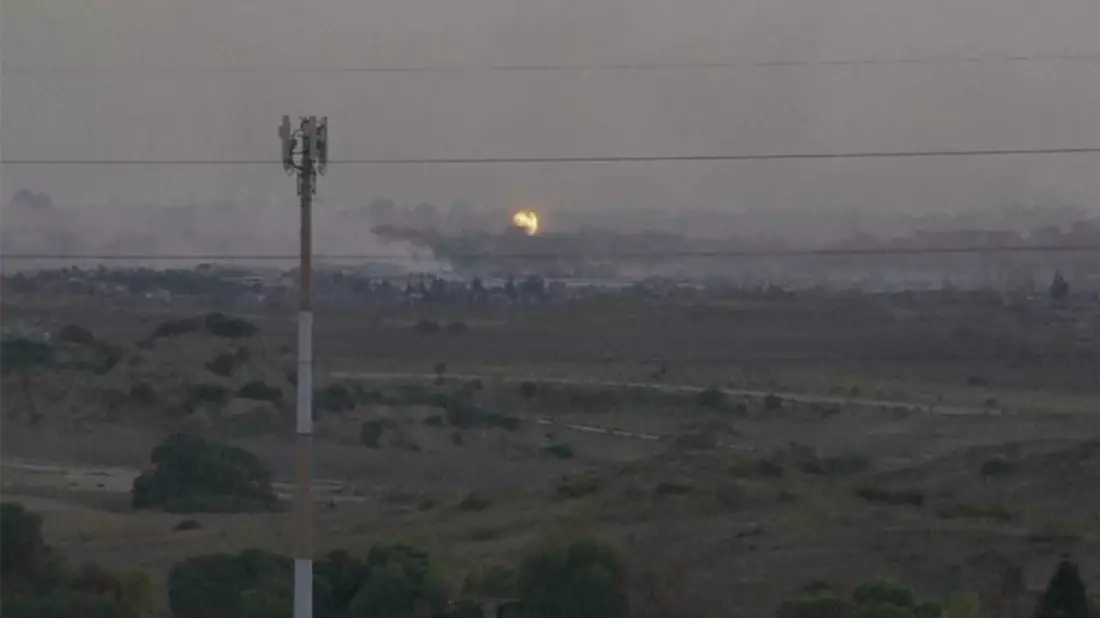 Dieser Ausschnitt aus einem im Süden Israels aufgenommenen Video zeigt Flammen und Rauch, die nach einem israelischen Luftangriff im Gazastreifen aufsteigen, wie palästinensische Sanitäter berichten. - Bild: Josphat Kasire/AP/dpa