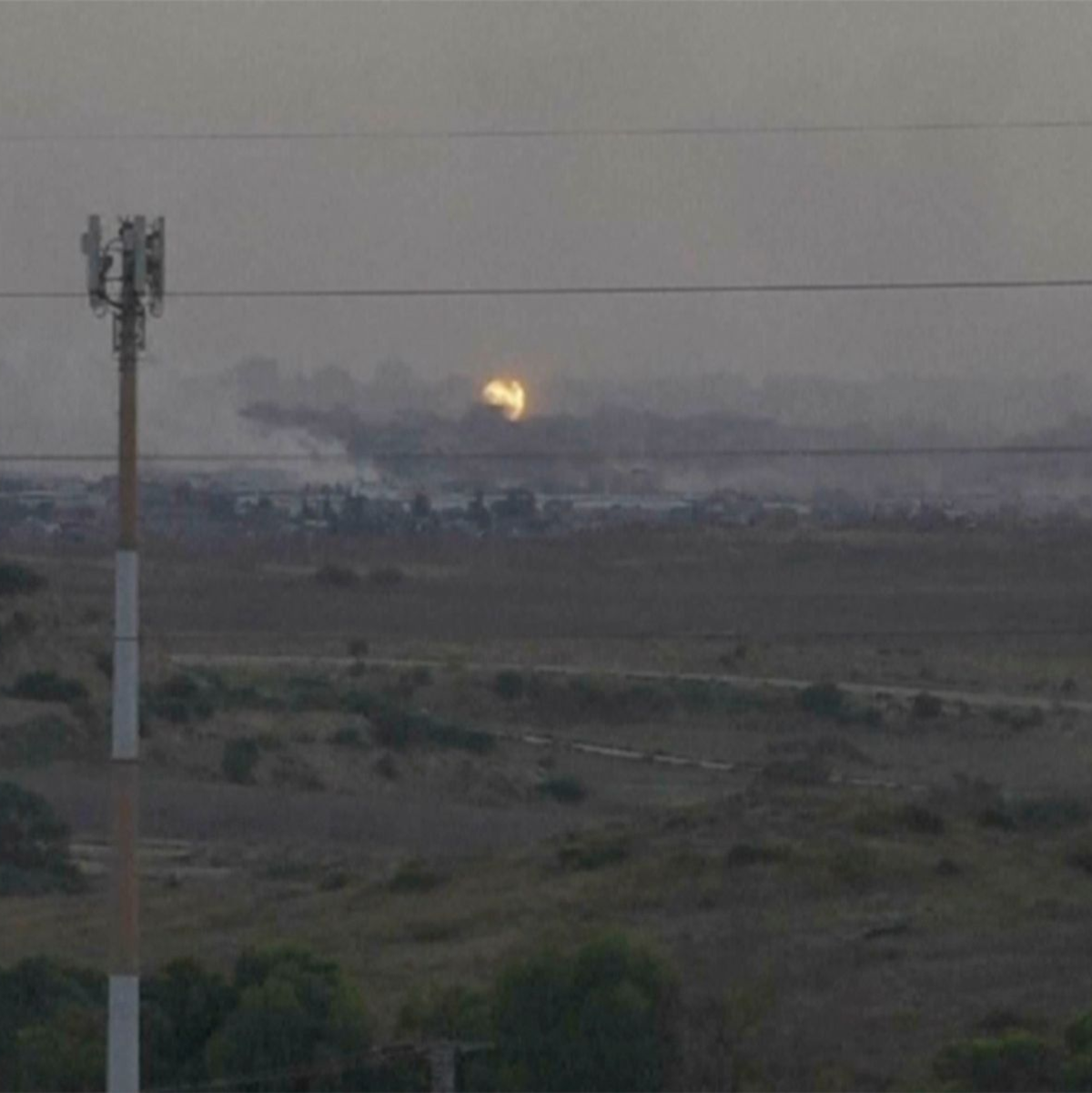 Dieser Ausschnitt aus einem im Süden Israels aufgenommenen Video zeigt Flammen und Rauch, die nach einem israelischen Luftangriff im Gazastreifen aufsteigen, wie palästinensische Sanitäter berichten. - Foto: Josphat Kasire/AP/dpa