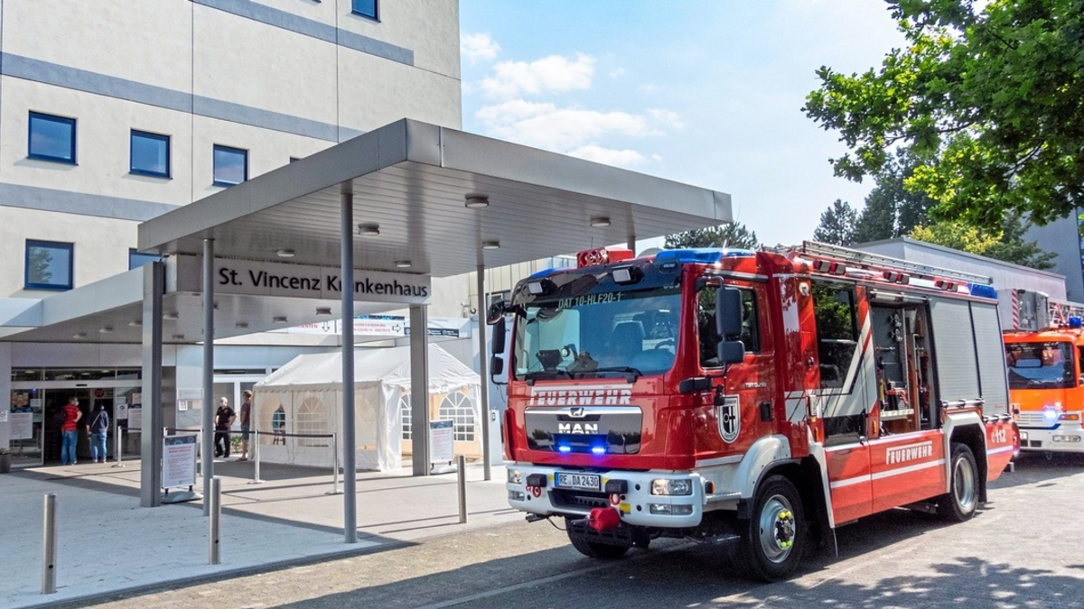FW Datteln: Feuer im Sankt Vincenz Krankenhaus Datteln und 3 ausgelöste Brandmeldeanlagen - Foto: presseportal.de