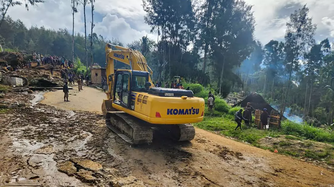 Ein Bagger ist im abgelegenen Hochland Papua-Neuguineas im Einsatz. - Bild: Mohamud Omer/International Organization for Migration/dpa