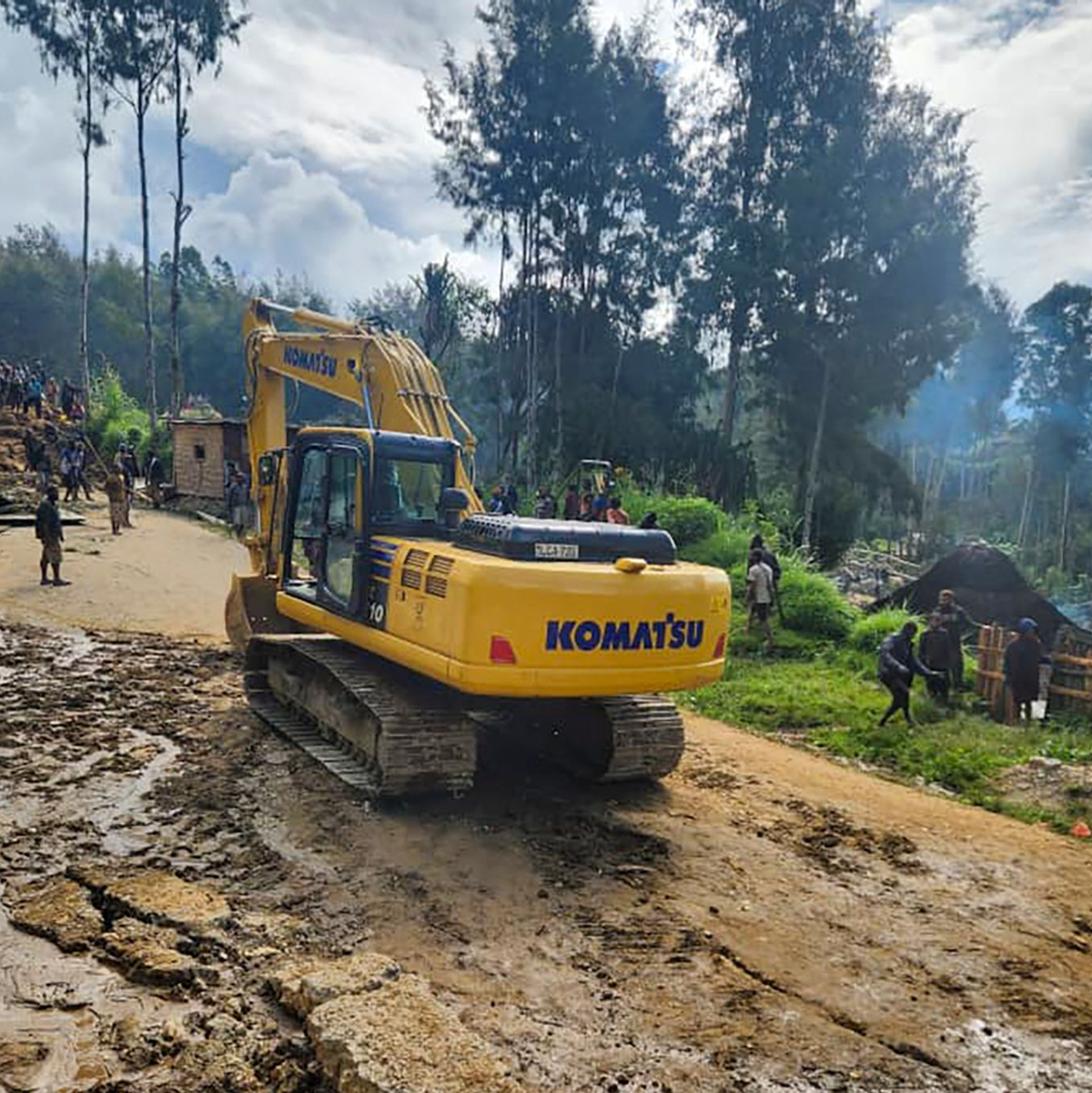 Ein Bagger ist im abgelegenen Hochland Papua-Neuguineas im Einsatz. - Foto: Mohamud Omer/International Organization for Migration/dpa