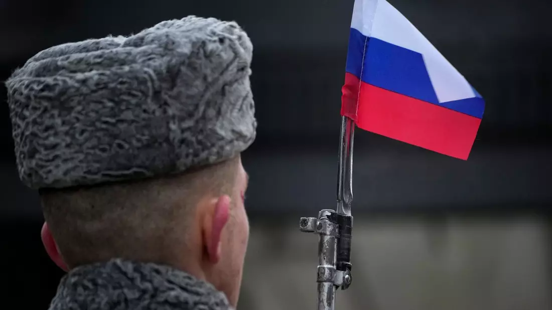 Russischer Soldat bei einer Gedenkzeremonie am Denkmal der heldenhaften Verteidiger von Leningrad. (Symbolbild) - Bild: Dmitri Lovetsky/AP/dpa