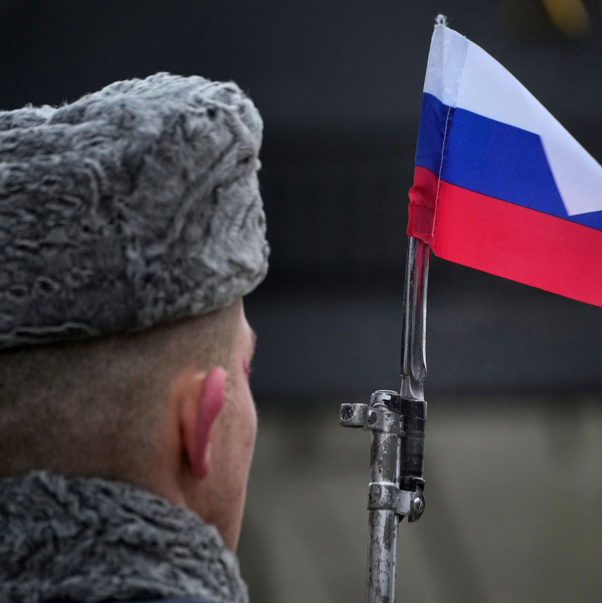 Russischer Soldat bei einer Gedenkzeremonie am Denkmal der heldenhaften Verteidiger von Leningrad. (Symbolbild) - Foto: Dmitri Lovetsky/AP/dpa