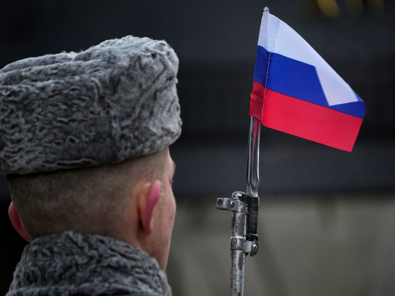 Russischer Soldat bei einer Gedenkzeremonie am Denkmal der heldenhaften Verteidiger von Leningrad. (Symbolbild) - Foto: Dmitri Lovetsky/AP/dpa