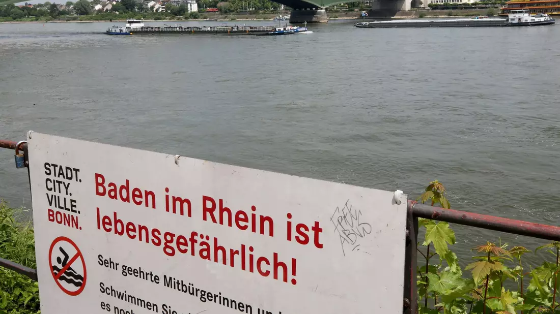 Die Stadt Bonn warnt die Menschen vor den Gefahren beim Schwimmen im Rhein. - Bild: Roland Weihrauch/dpa