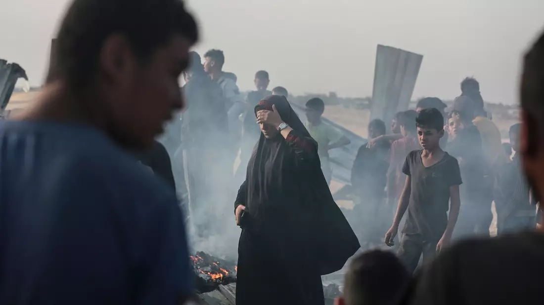 Trauernde Palästinenser und Palästinenserinnen am Ort der Zerstörung nach einem israelischen Luftangriff auf ein Flüchtlingslager in Rafah. - Bild: Jehad Alshrafi/AP/dpa