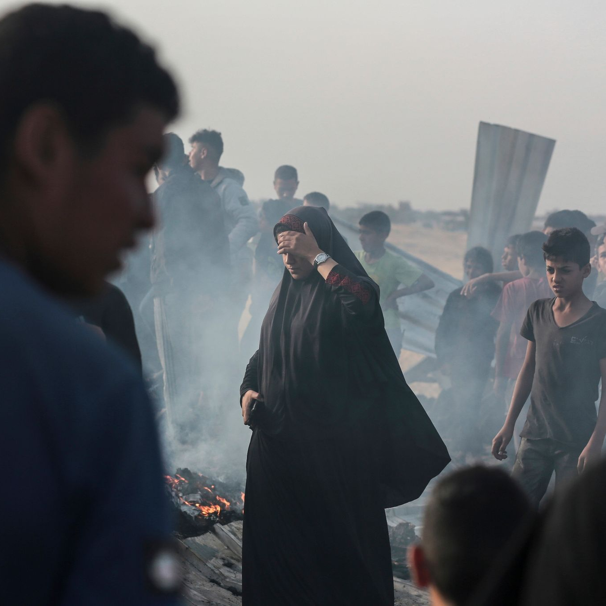 Trauernde Palästinenser und Palästinenserinnen. - Foto: Jehad Alshrafi/AP/dpa