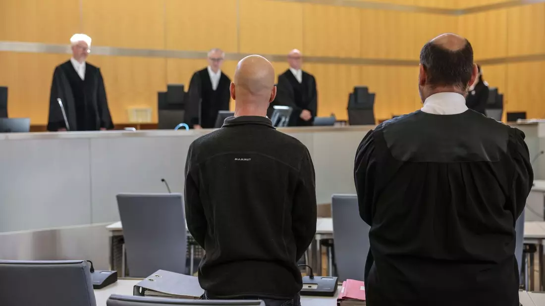 Der Angeklagte (l, vorne) neben seinem Anwalt Marvin Schroth (r) im Gerichtssaal in Düsseldorf. - Bild: Oliver Berg/dpa