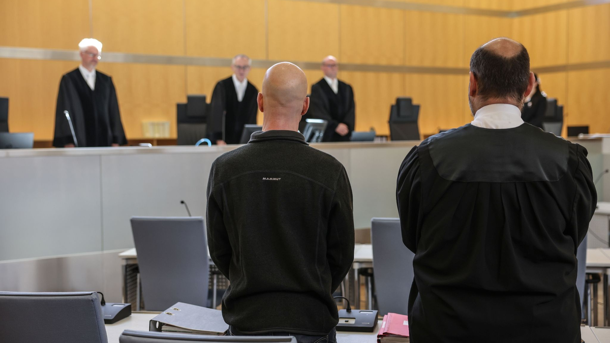 Der Angeklagte (l, vorne) neben seinem Anwalt Marvin Schroth (r) im Gerichtssaal in Düsseldorf. - Foto: Oliver Berg/dpa