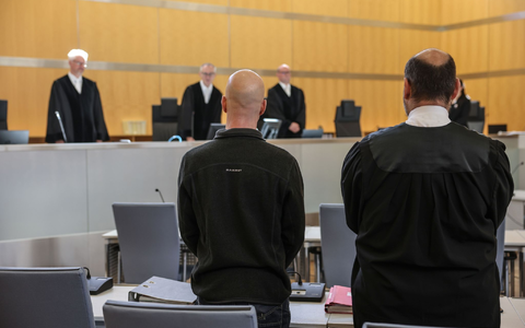 Der Angeklagte (l, vorne) neben seinem Anwalt Marvin Schroth (r) im Gerichtssaal in DĂŒsseldorf. - Foto: Oliver Berg/dpa Der Angeklagte (l, vorne) neben seinem Anwalt Marvin Schroth (r) im Gerichtssaal in DĂŒsseldorf. - Foto: Oliver Berg/dpa