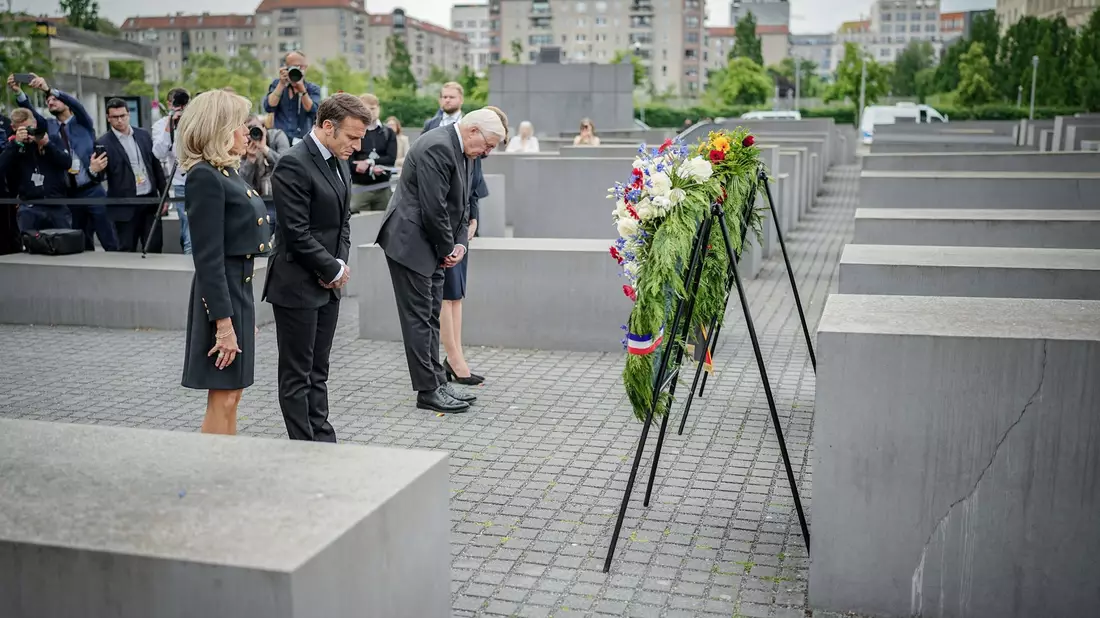 Brigitte Macron (l-r), Emmanuel Macron, Frank-Walter Steinmeier und Elke Büdenbender legen einen Kranz am Denkmal für ermordete Juden Europas nieder. - Bild: Kay Nietfeld/dpa