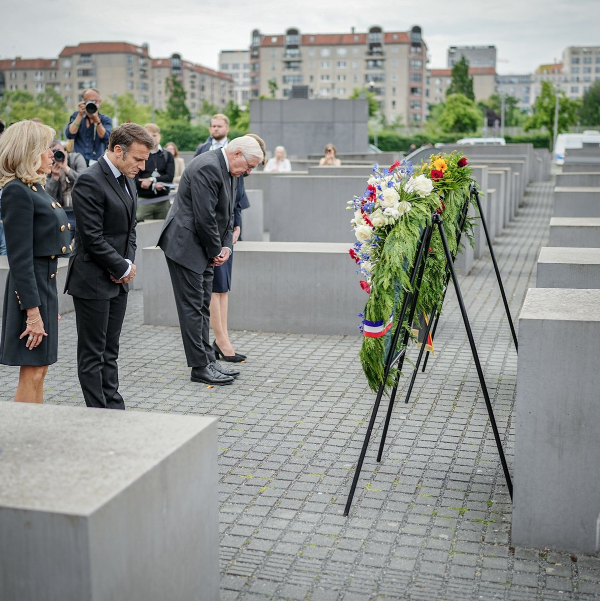 Brigitte Macron (l-r), Emmanuel Macron, Frank-Walter Steinmeier und Elke Büdenbender legen einen Kranz am Denkmal für ermordete Juden Europas nieder. - Foto: Kay Nietfeld/dpa