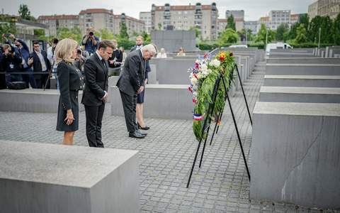 Brigitte Macron (l-r), Emmanuel Macron, Frank-Walter Steinmeier und Elke Büdenbender legen einen Kranz am Denkmal für ermordete Juden Europas nieder. - Foto: Kay Nietfeld/dpa
